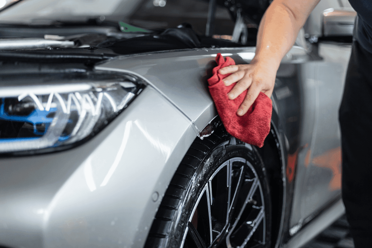 Processo detalhado de limpeza de interior e painel